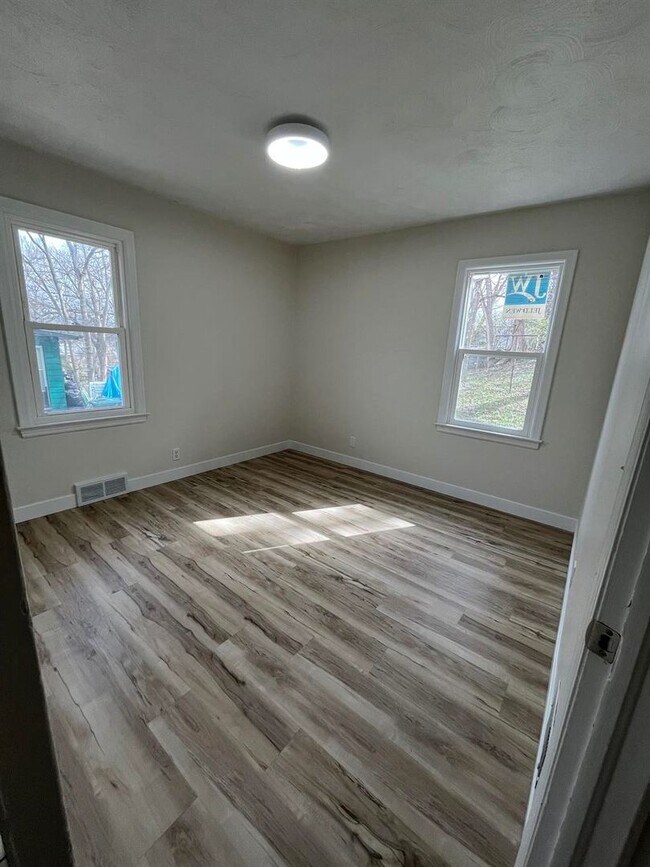 Building Photo - Spacious Two Bedroom!