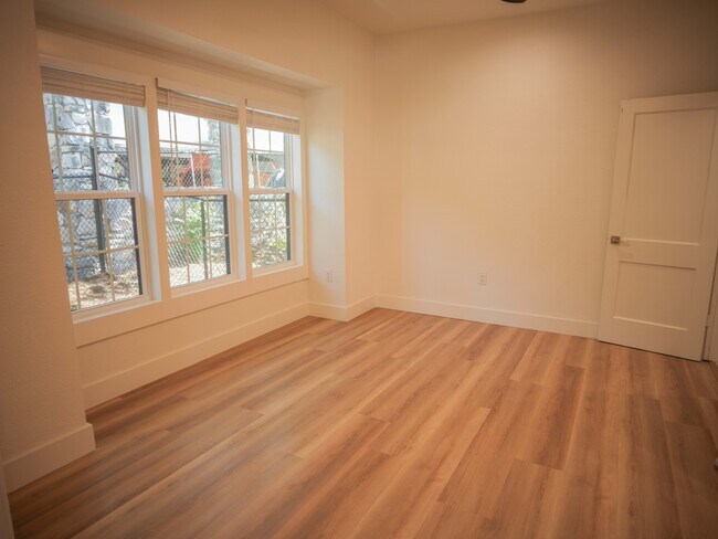 Building Photo - 803 Oakland Ave