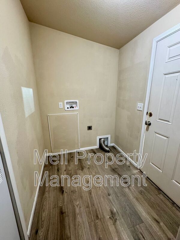 Building Photo - 155 E Strayer Way
