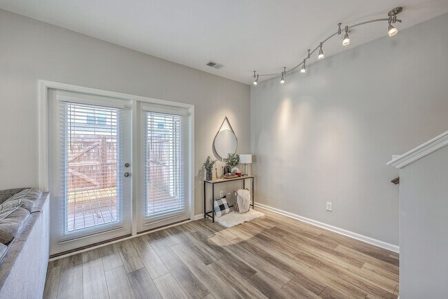 Building Photo - Spacious End-Unit Townhome with Modern Com...