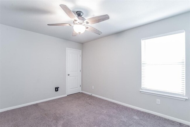 Building Photo - 921 Medina Wy