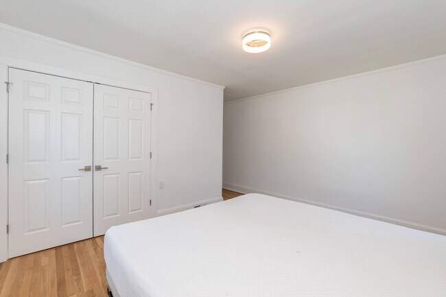 Building Photo - Sheek Updated Home With Pool!