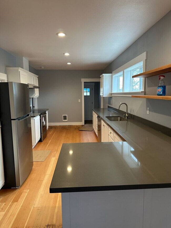 Building Photo - Beautifully remodeled 3 Bedroom 1 3/4 bath Home in Tacoma!