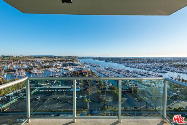 Building Photo - 13700 Marina Pointe Dr