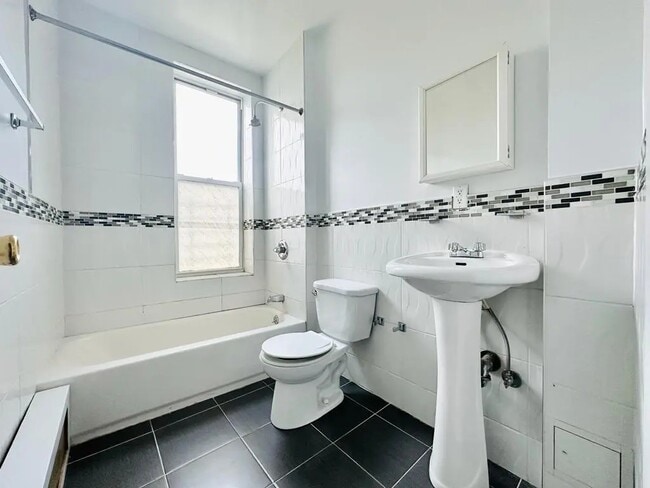 Building Photo - Furnished room/NOT APARTMENT