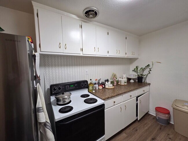 Building Photo - 3 bed 1 bath Duplex with garage and privat...