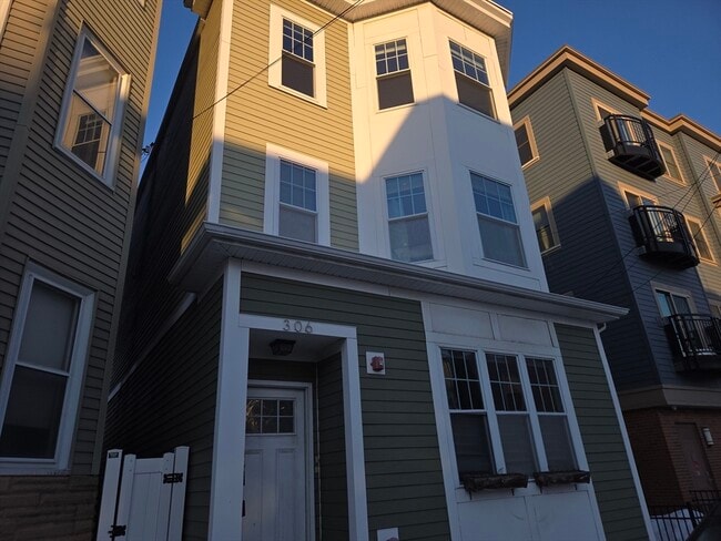 Building Photo - 306 Maverick St