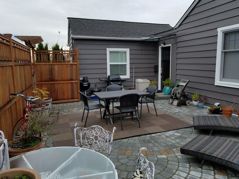 enclosed front patio - 5714 SW Winthrop St