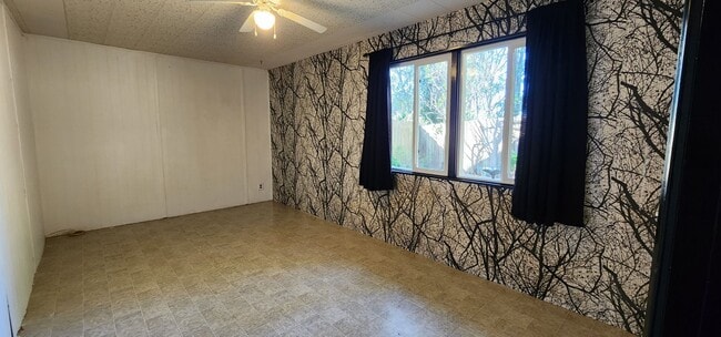 Building Photo - Midtown Terrace Home 2 Bedroom + Bonus Room