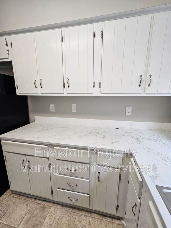 Building Photo - 8577 Pineview Ln