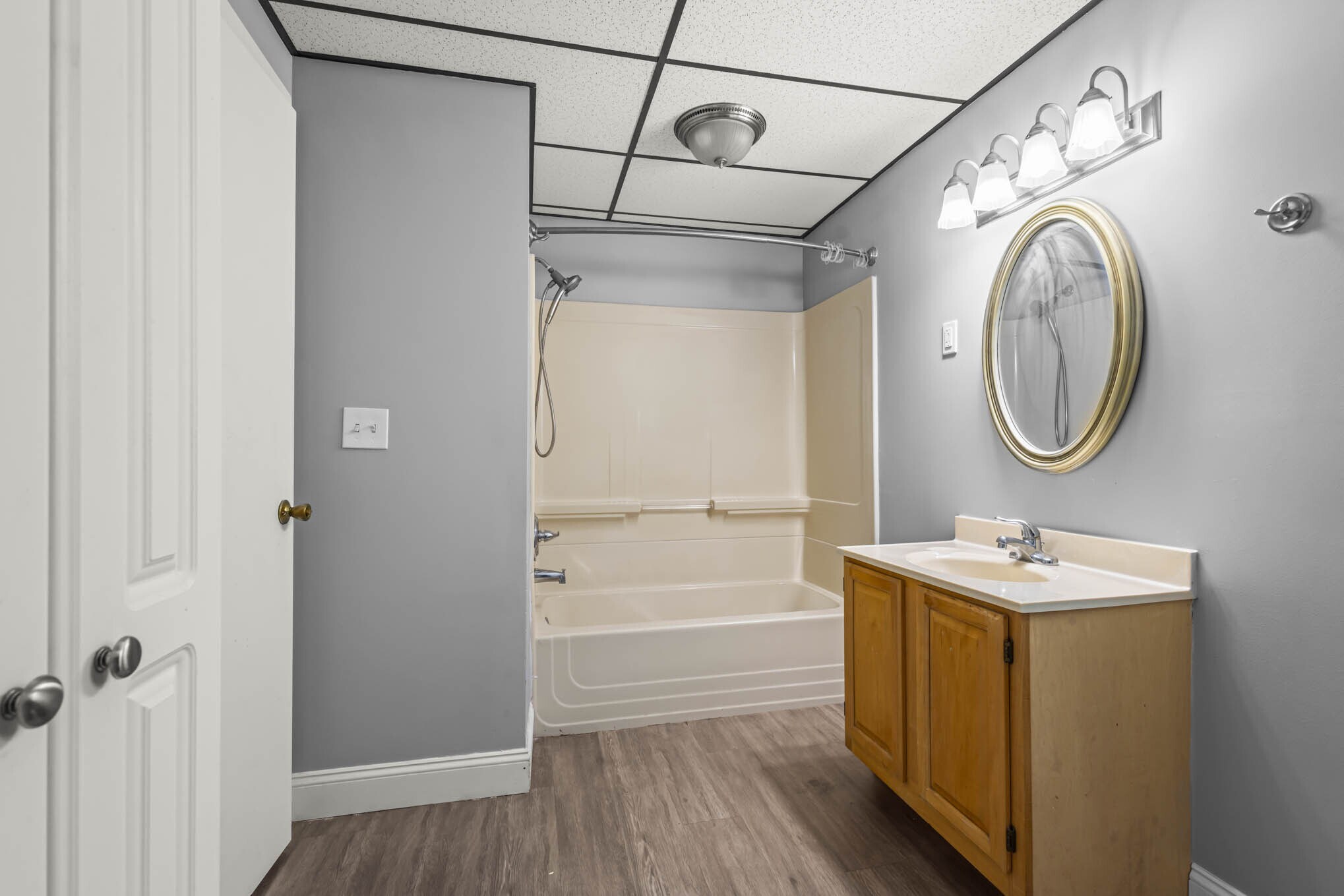 Building Photo - 208 S Swan St