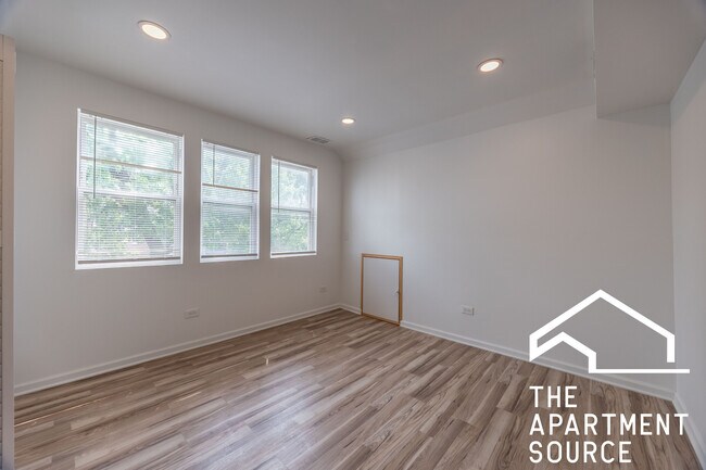Building Photo - 3140 N Kimball Ave