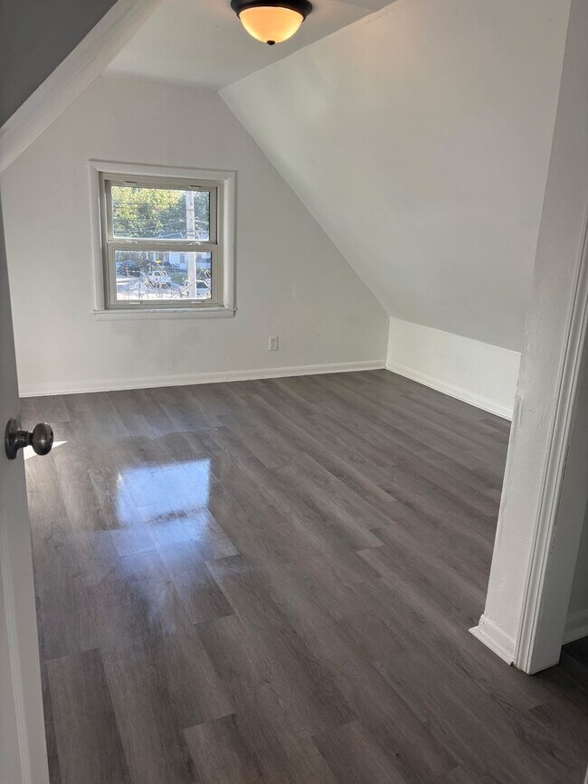 Building Photo - Stunning 5 Bedroom Home