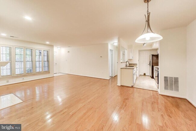 Building Photo - 13063 Shadyside Ln