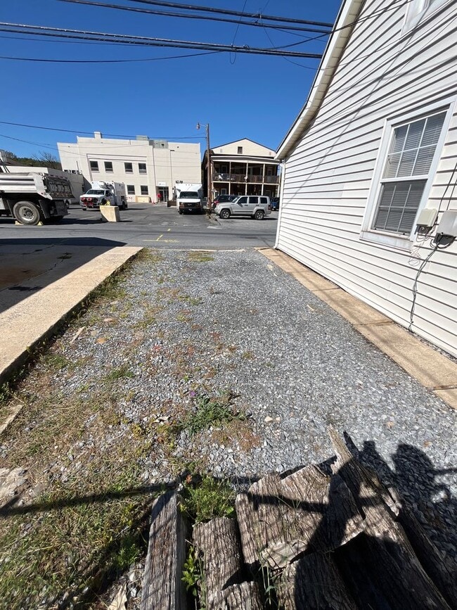 Building Photo - Move-in ready and well-maintained, this 4-...