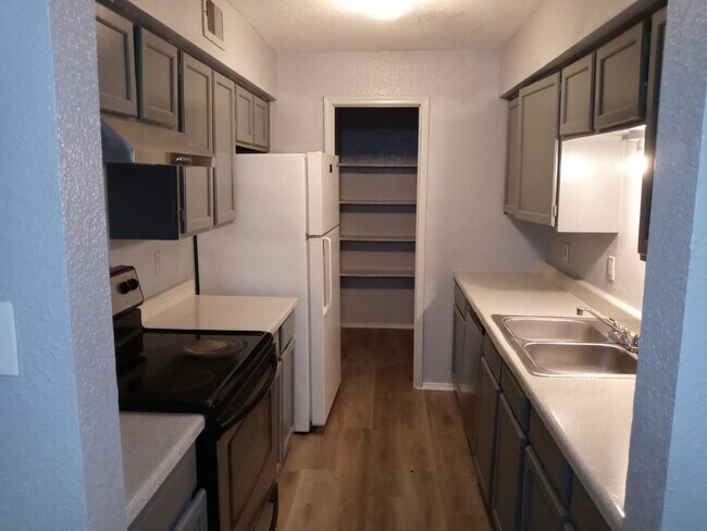 Building Photo - 9700 Leawood Blvd