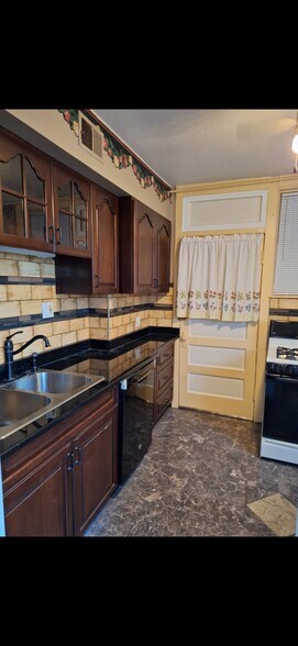 Granite countertop, marble floor, stainless steel appliances, mohogany cupboards - 4215 N Campbell Ave