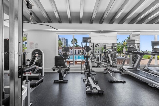 Building Photo - 2457 Collins Ave