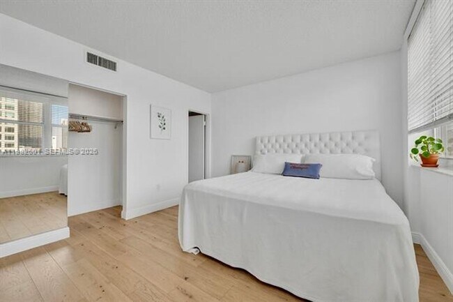 Building Photo - 801 Brickell Bay Dr