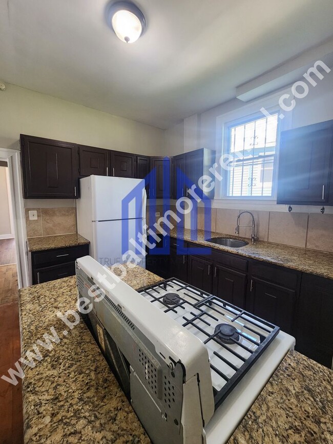 Building Photo - Spacious 8 Bedroom Single Family House in ...