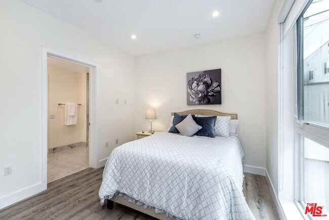 Building Photo - 1249 S Holt Ave