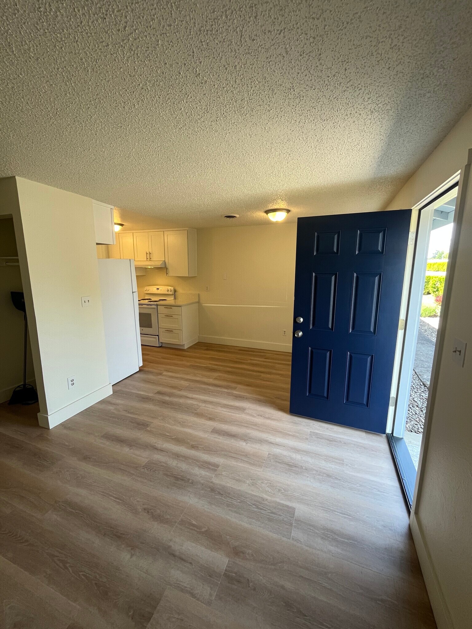 Building Photo - 415 SE Lacreole Dr