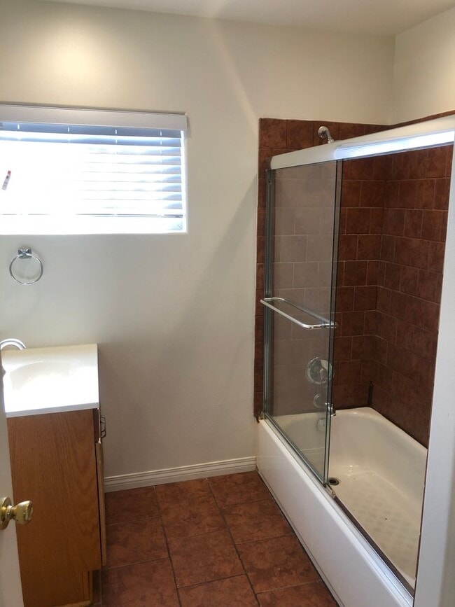 Building Photo - Beautiful Townhouse 4bd 3.75ba w/balconies...