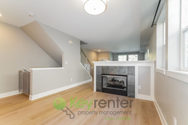 Building Photo - Modern 3 Bedroom with Office Space, Balcon...