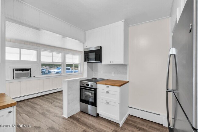 Building Photo - 633 Agnes Ave