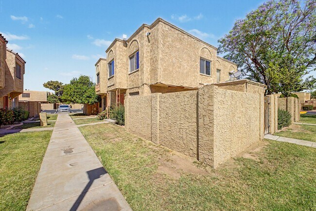 Building Photo - ***INCREDIBLE TOWNHOME with ALL appliances & water, sewer, trash INCLUDED!