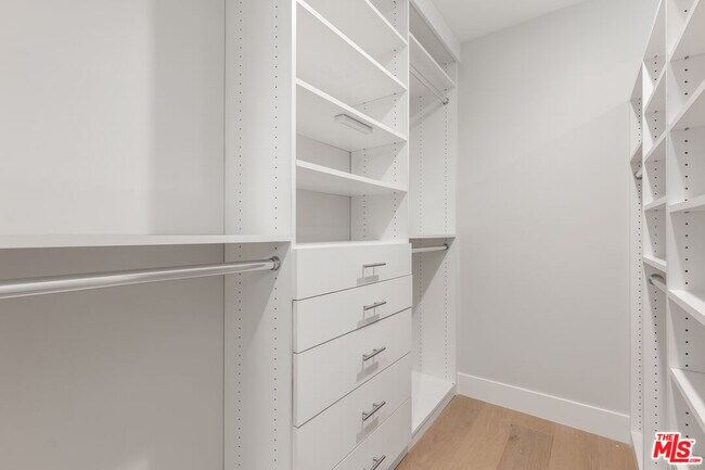 Building Photo - 807 N Detroit St