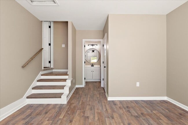 Building Photo - 309 Rickenbacker Dr