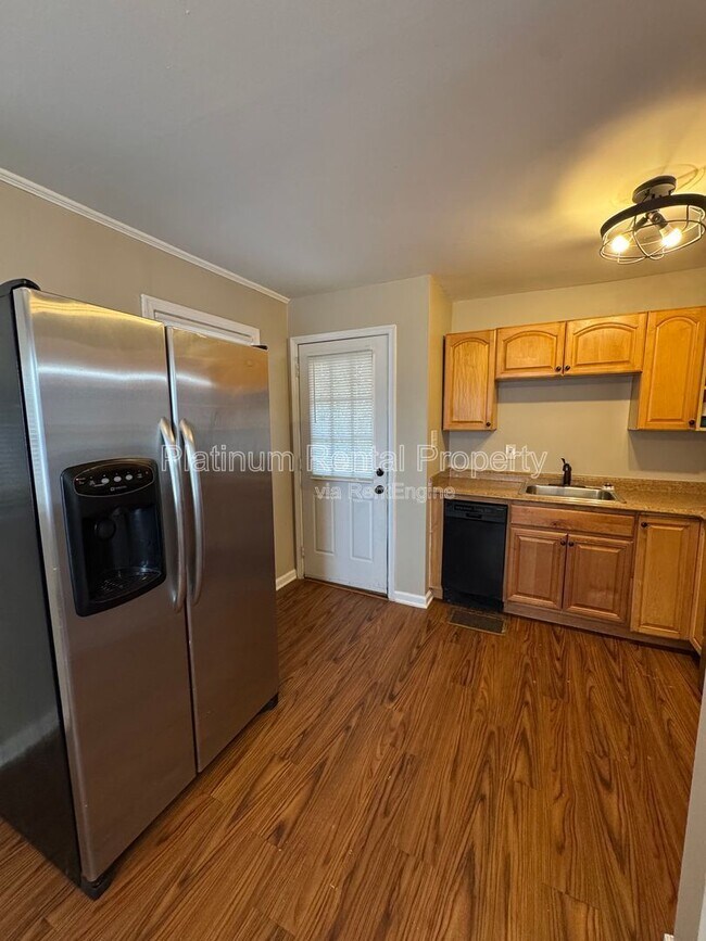 Building Photo - 97 Benson St