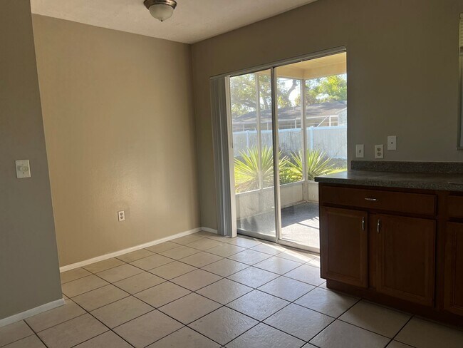 Building Photo - 2BD/1BA/Single carport - Venice