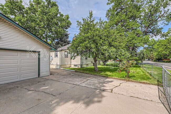 Building Photo - 890 Depew St