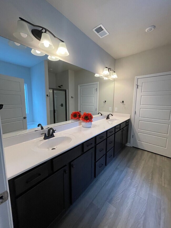 Building Photo - Beautiful Home in Gated Community with Pre...