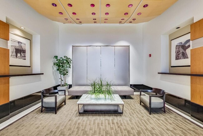 Building Photo - 512 N McClurg Ct