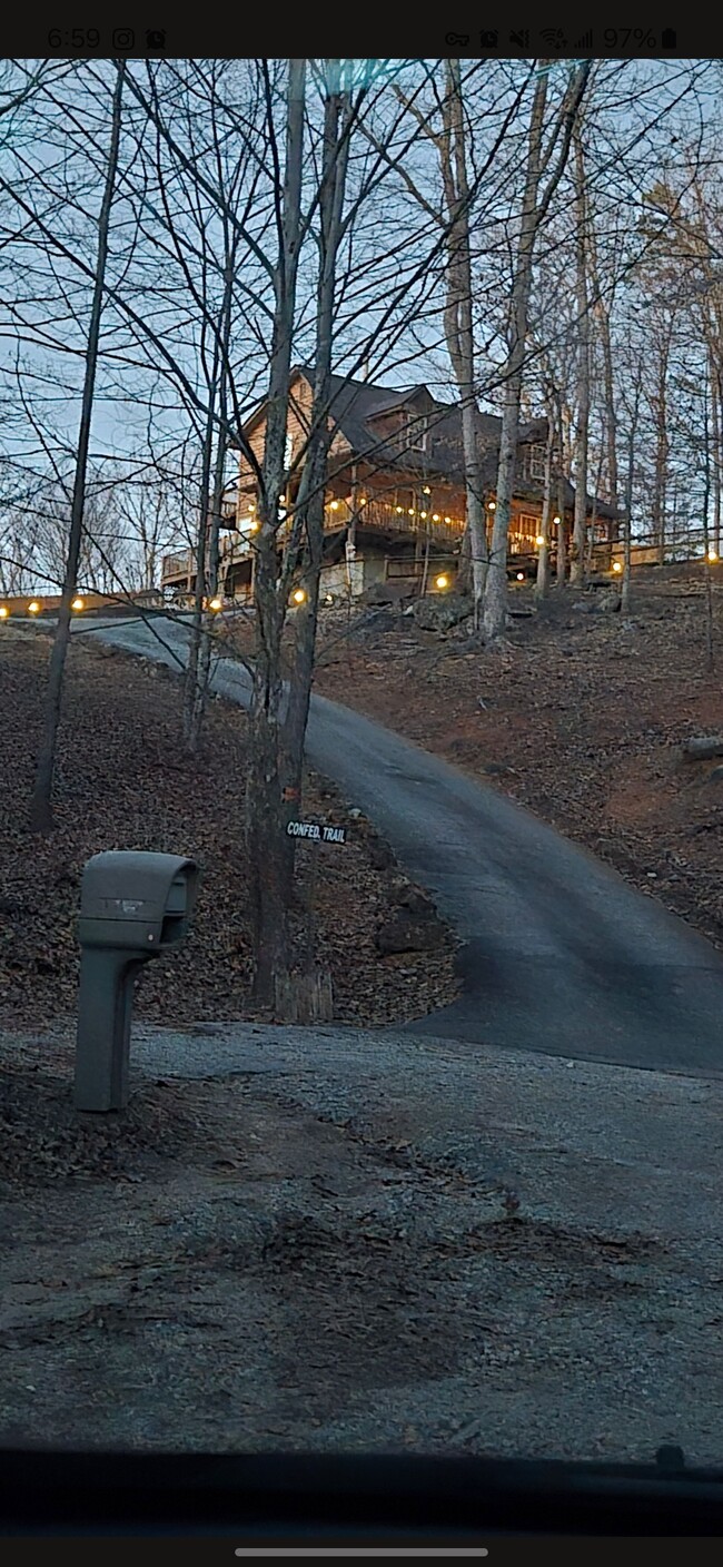 Building Photo - 725 Woodlawn Dr