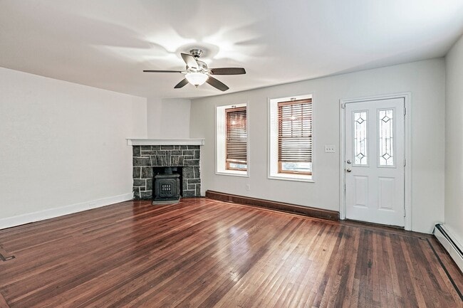 Building Photo - 3 bedroom, 1.5 bath home in The Triangle, ...