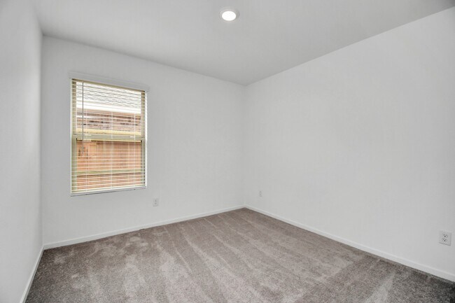 Building Photo - 1611 Windrose Bnd