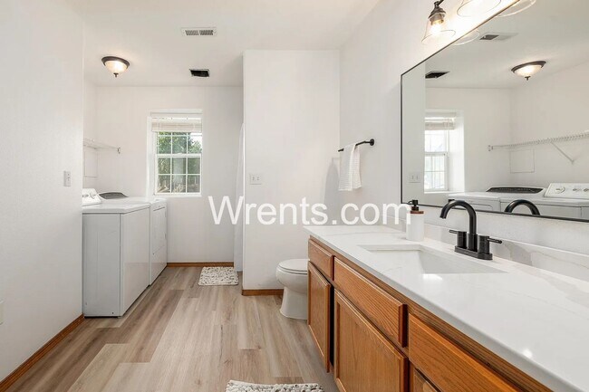 Building Photo - Beautiful 6 bed Highly Desirable Colbert Area!