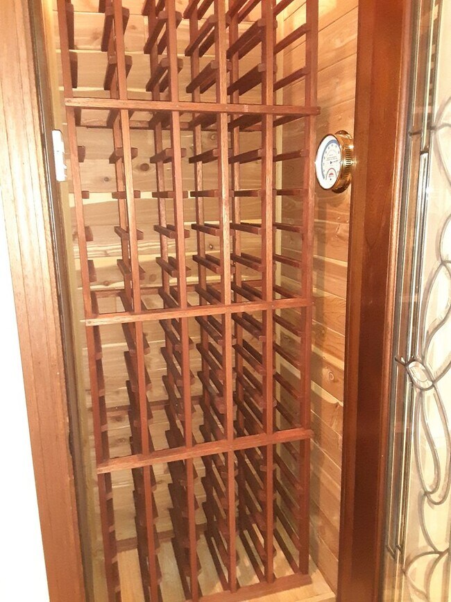 Building Photo - Annual unfurnished 3/2 SFH with pool in The Oaks!