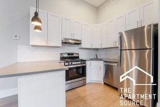 Building Photo - 2057 W Dickens Ave