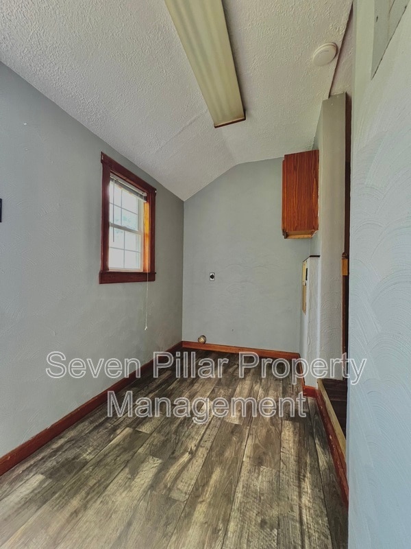 Building Photo - 504 Martin St