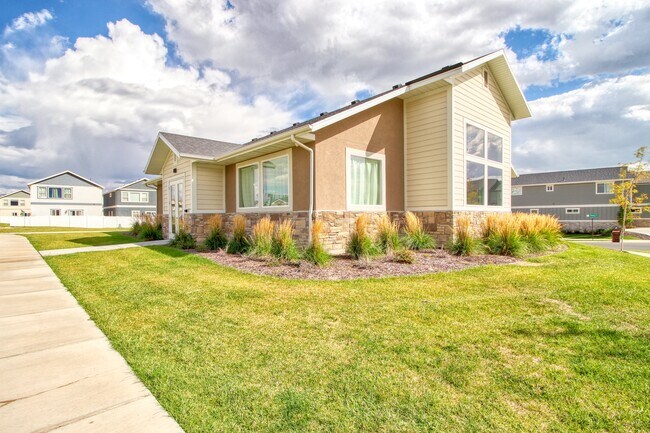 Building Photo - 8636 N Cypress Alley