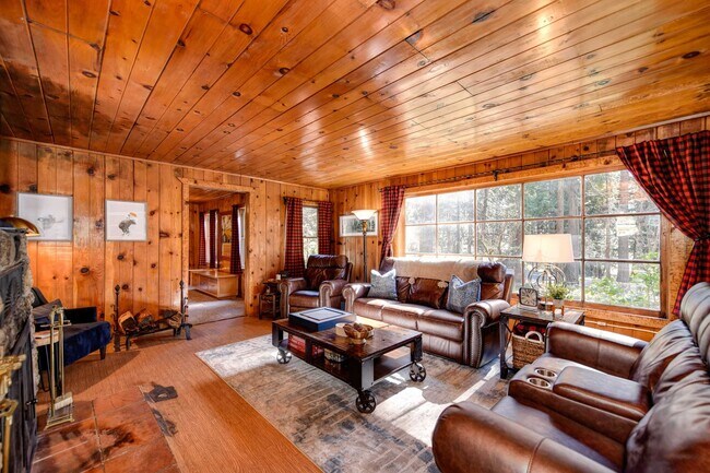 Building Photo - Adorable Home Available June 26th!