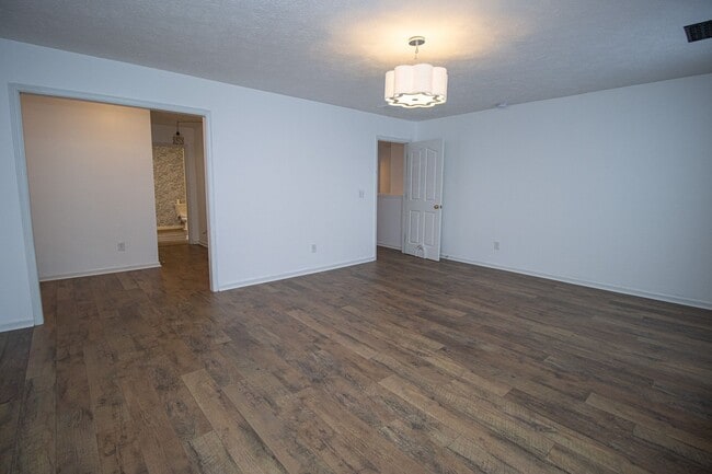 Building Photo - Beautiful 3BR/2.5BA Home with Fenced Yard, Granite Kitchen & Neighborhood Pool