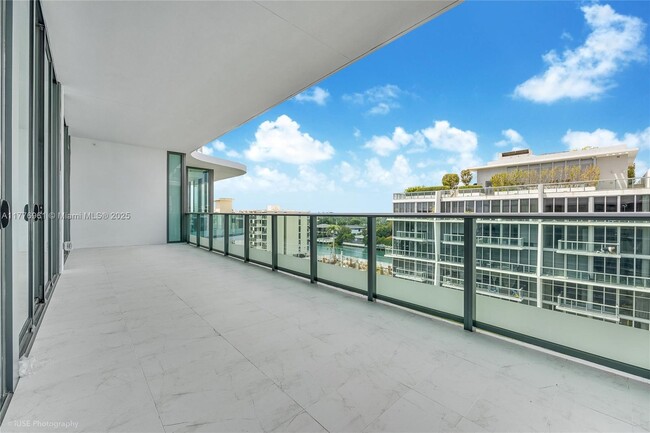 Building Photo - 9901 W Bay Harbor Dr
