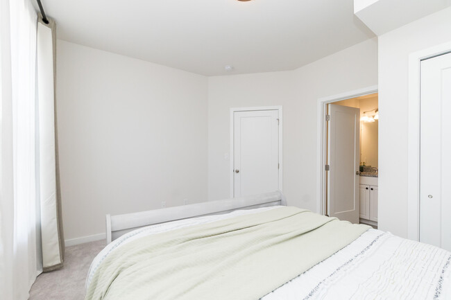 Building Photo - 2865 Rayfield Ave