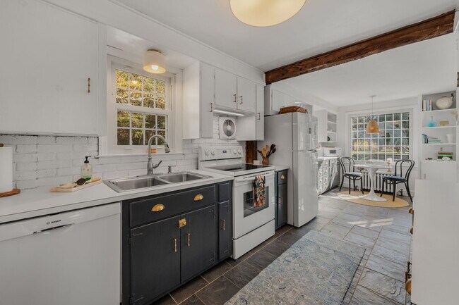 Building Photo - 105 Sill Ln